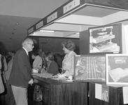 882046 Afbeelding van een informatiestand tijdens het congres van de Koninklijke Vereniging van Archivarissen in ...